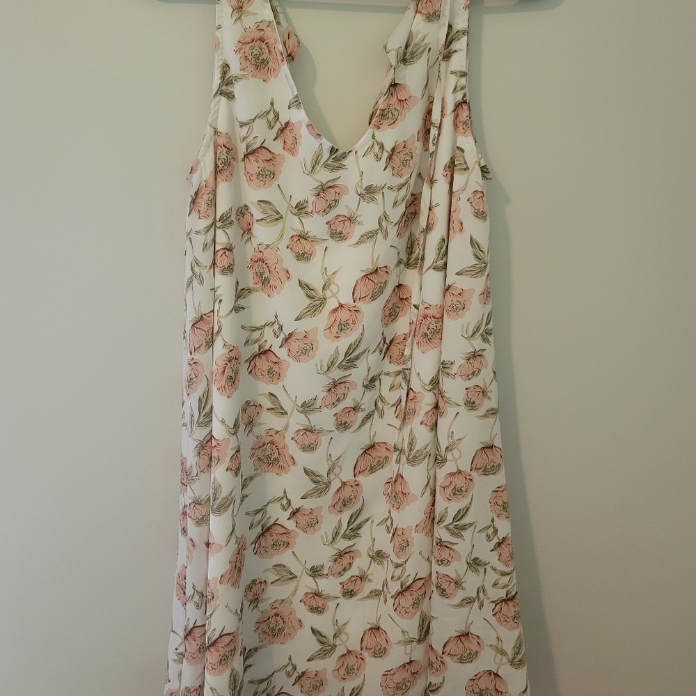 Entro spring flower dress with ruffles on back. Size small
